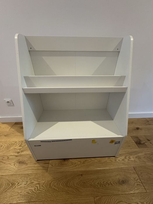 Regał Ikea Bergig na ksiażki do pokoju dzieciecego.