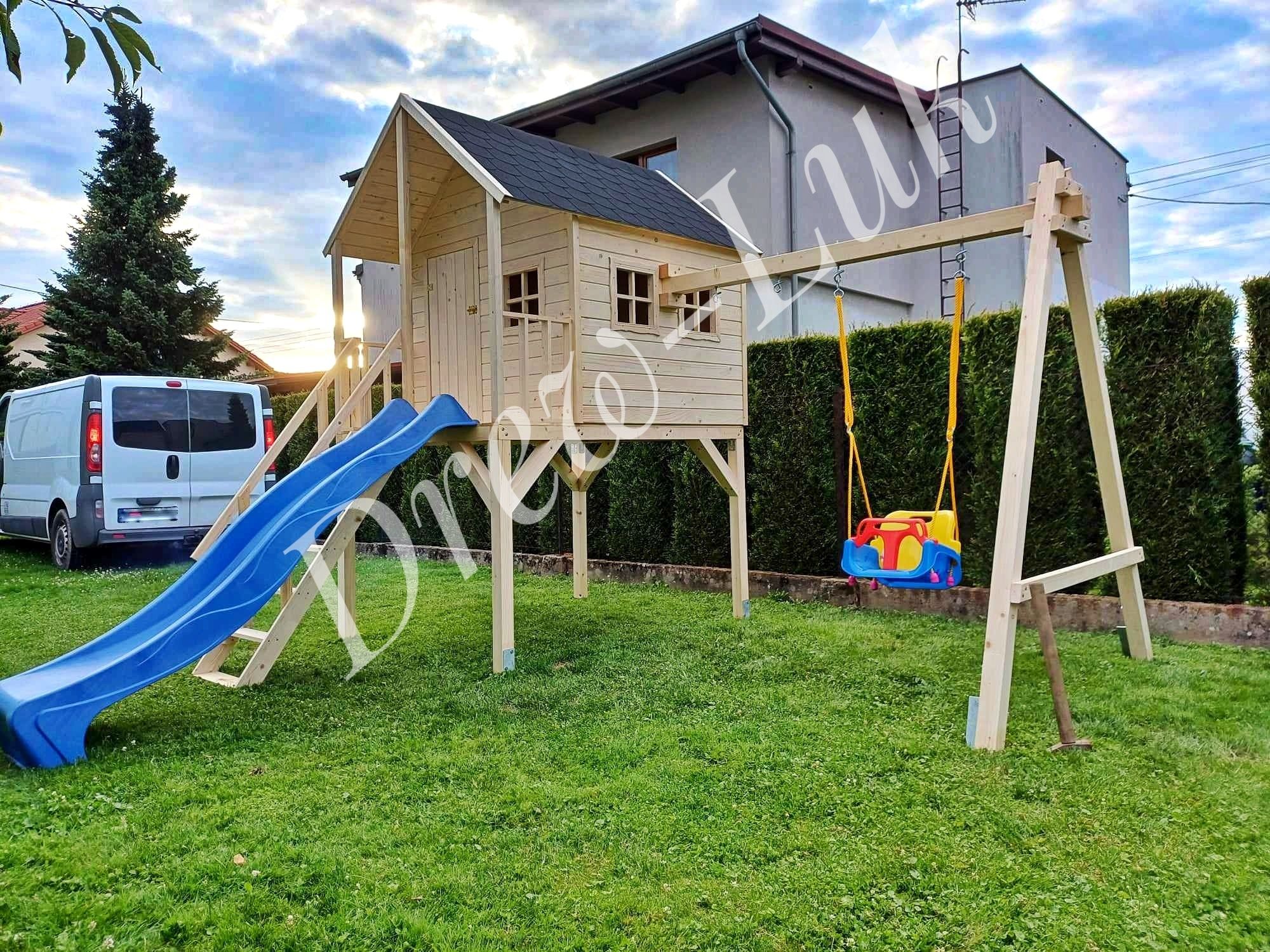 Duży drewniany domek dla dzieci
