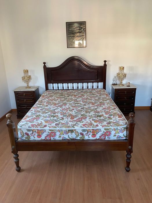 Cama em madeira maciça excelente estado