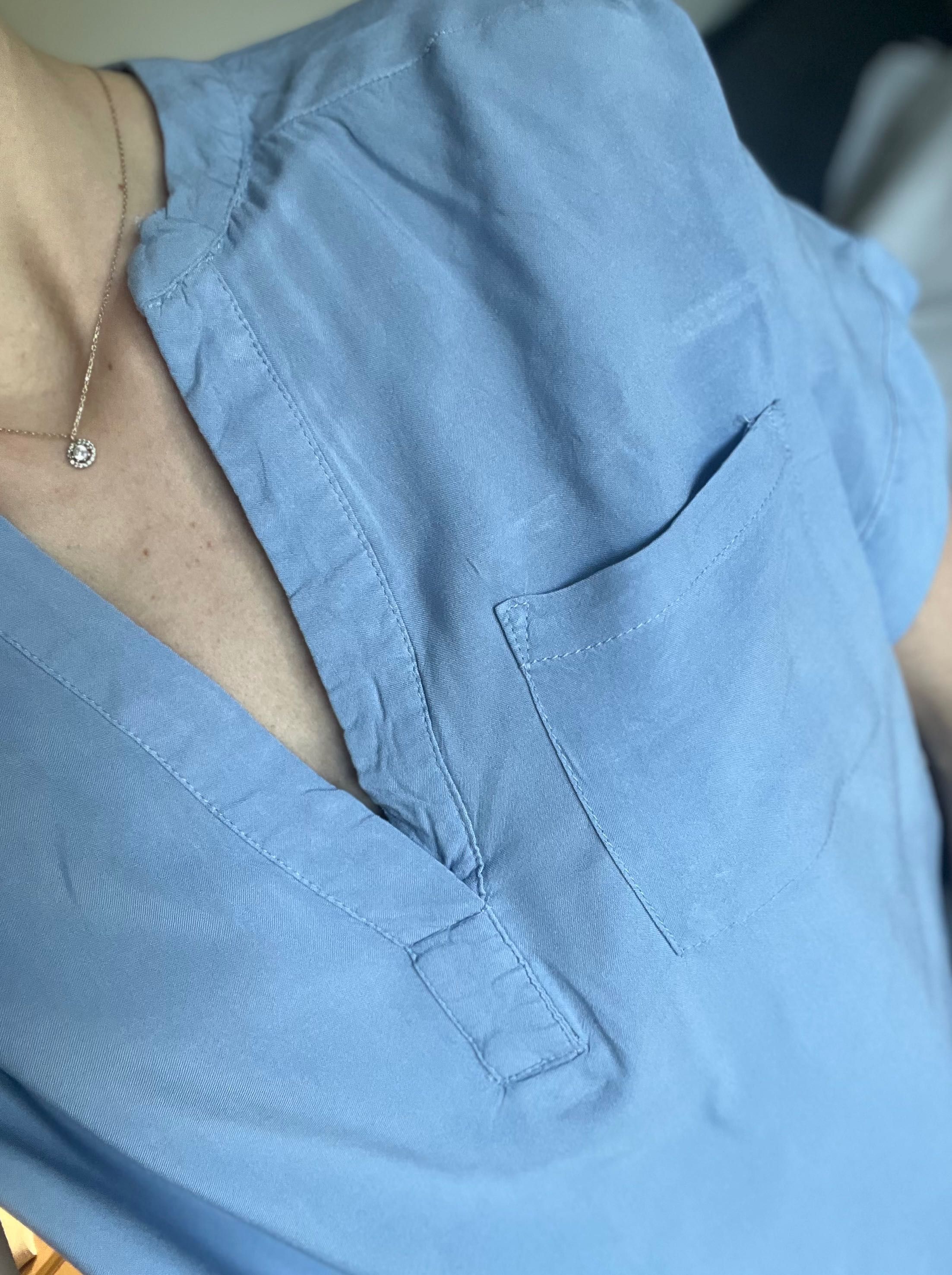 Klasyczna bluzka damska błękitna dekolt V lekka XS 34