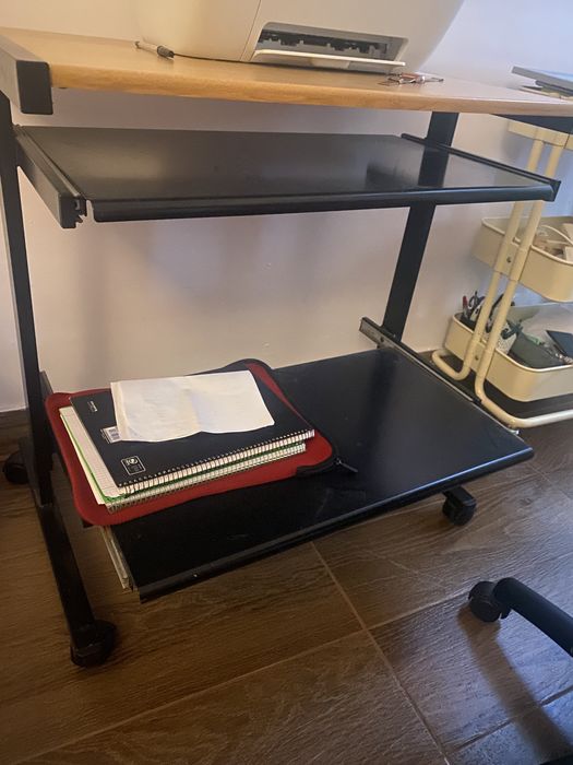 Secretária Pequena Com Arrumações