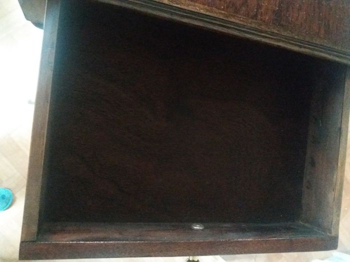 Mesa de apoio em cerejeira envernizada