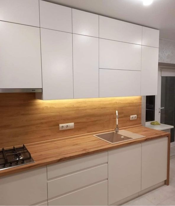 Кухня белая под потолок без ручек.Фасады крашеные , фасады акрил