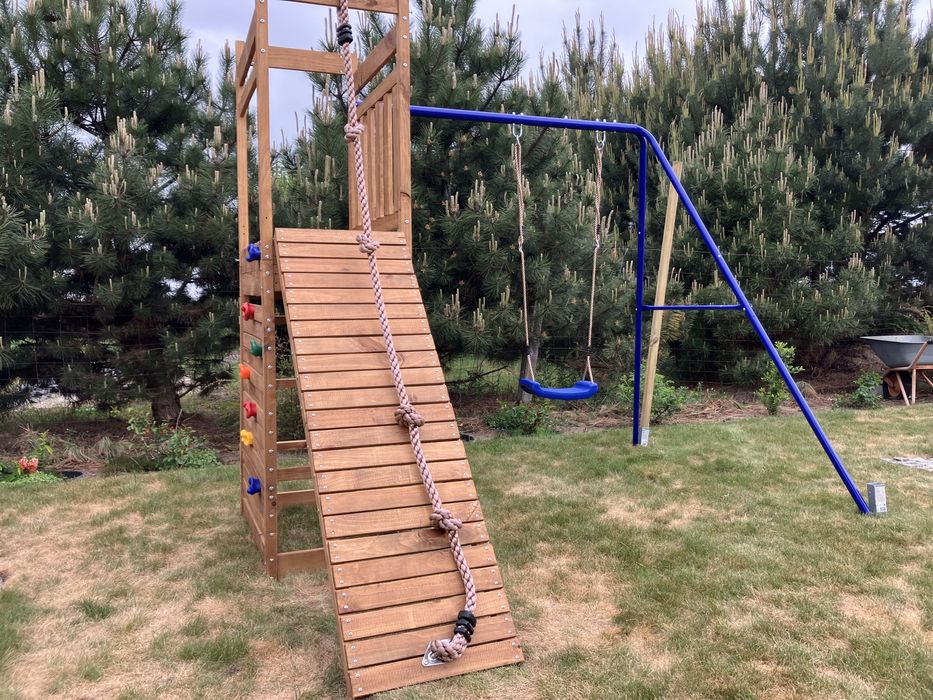 Plac zabaw drewniany huśtawka i ścianka
