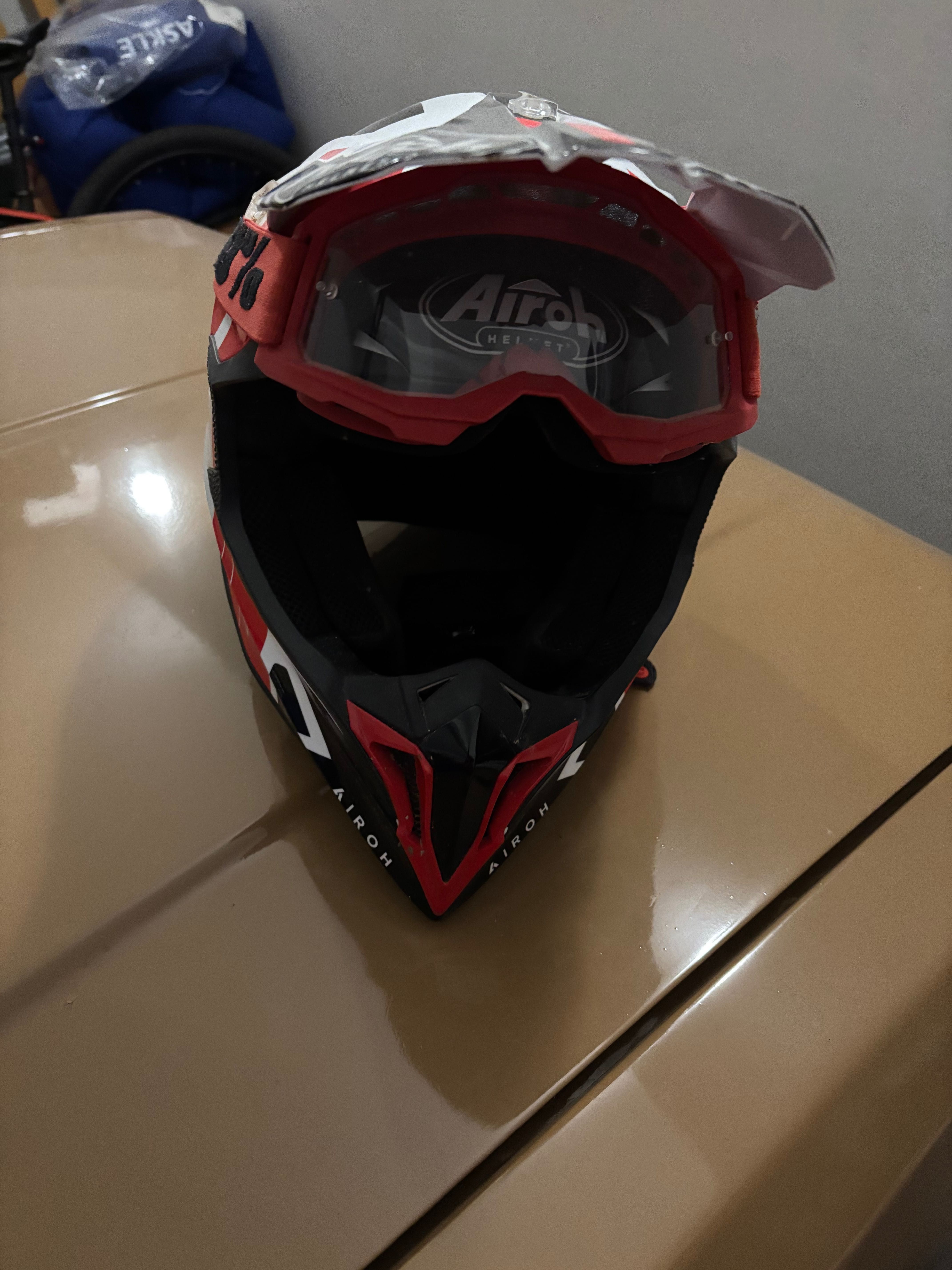 Capacete Airoh  L Como novo com Oculos