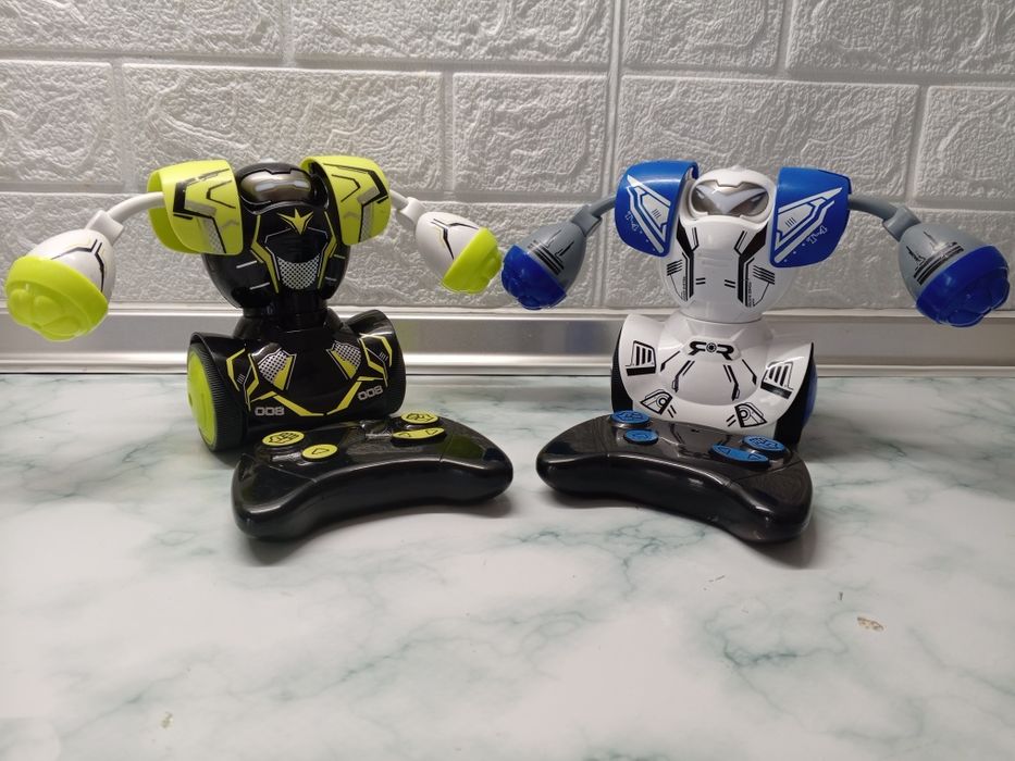 Роботы боксёры silverlit на пультах управления