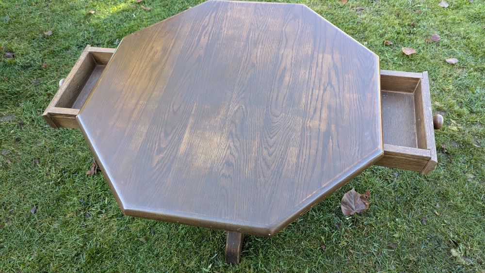 Stolik kawowy dębowy z szufladkami do ogrodu altanki