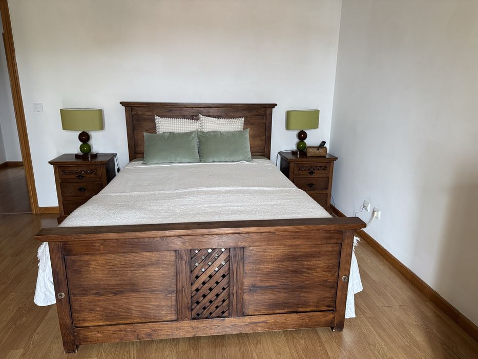 Vende-se cama de casal e mesinhas de cabeceira em madeira de castanho