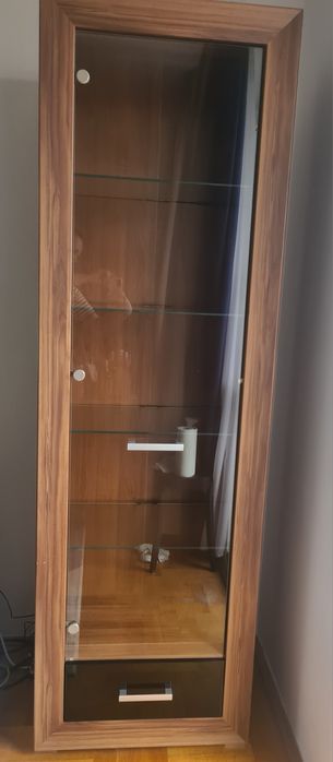 Witryna z podświetleniem BRW