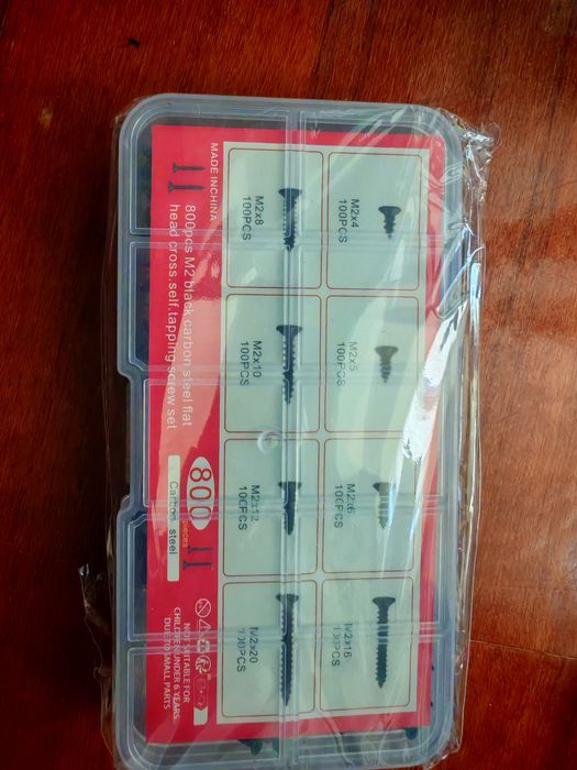 Caixa com 800 parafusos