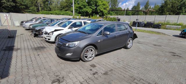 Opel Astra J 2012r. 1.7 CDTI Z177