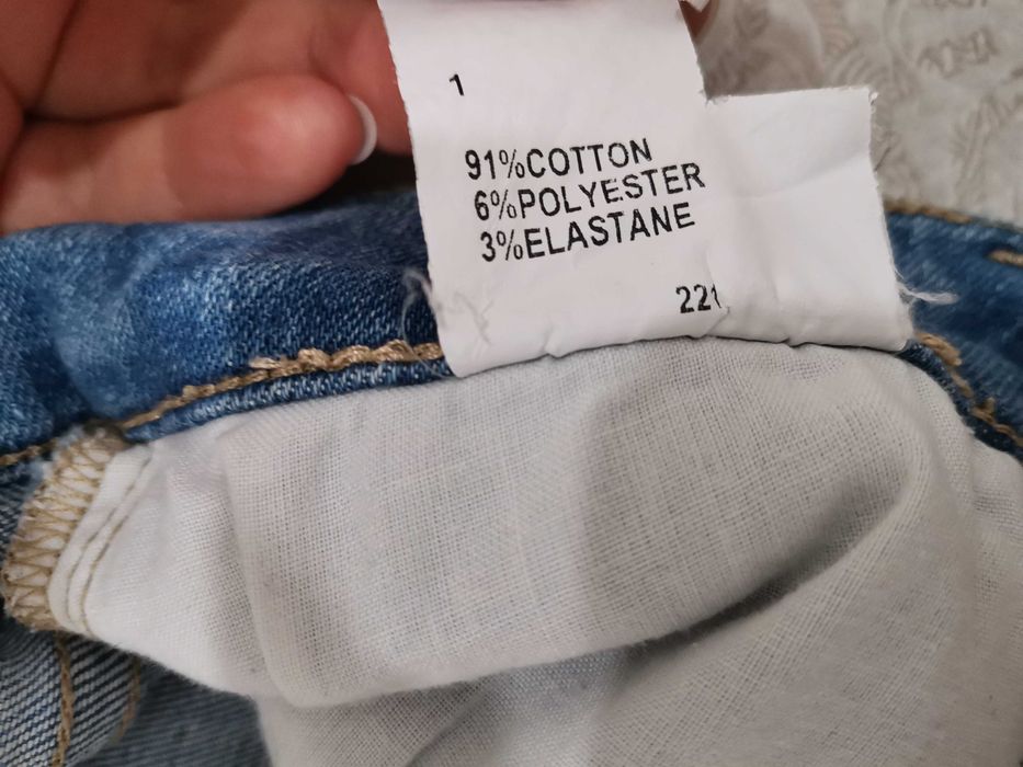 Jeansy, nogawki z surowym wykończeniem