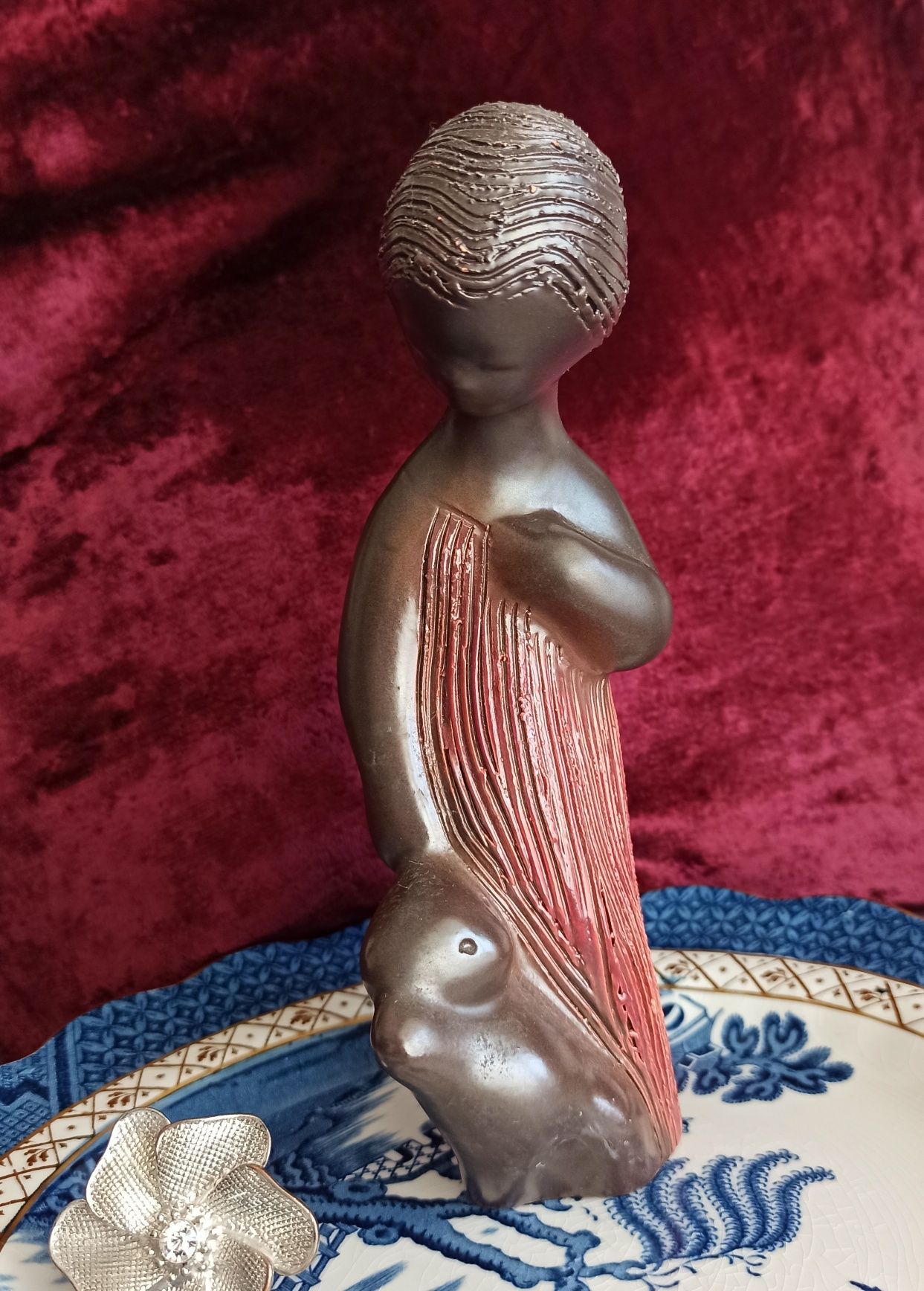 Figurka ceramiczna dziewczynka z misiem Kravsko Znojmo vintage