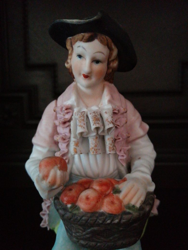 Figurka ceramiczna Młodzieniec z jabłkami Biskwit