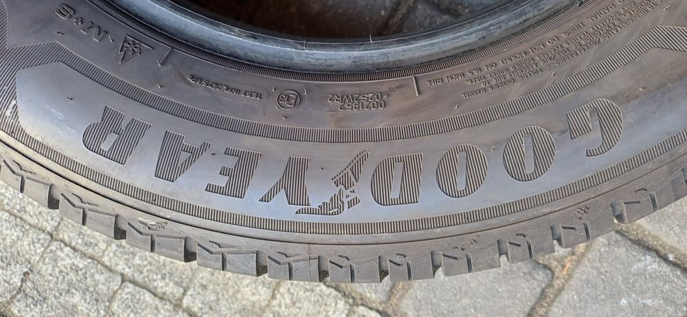 GOODYEAR 215/65R16C , pojedyńcza opona wielosezonowa wzmacniana.
