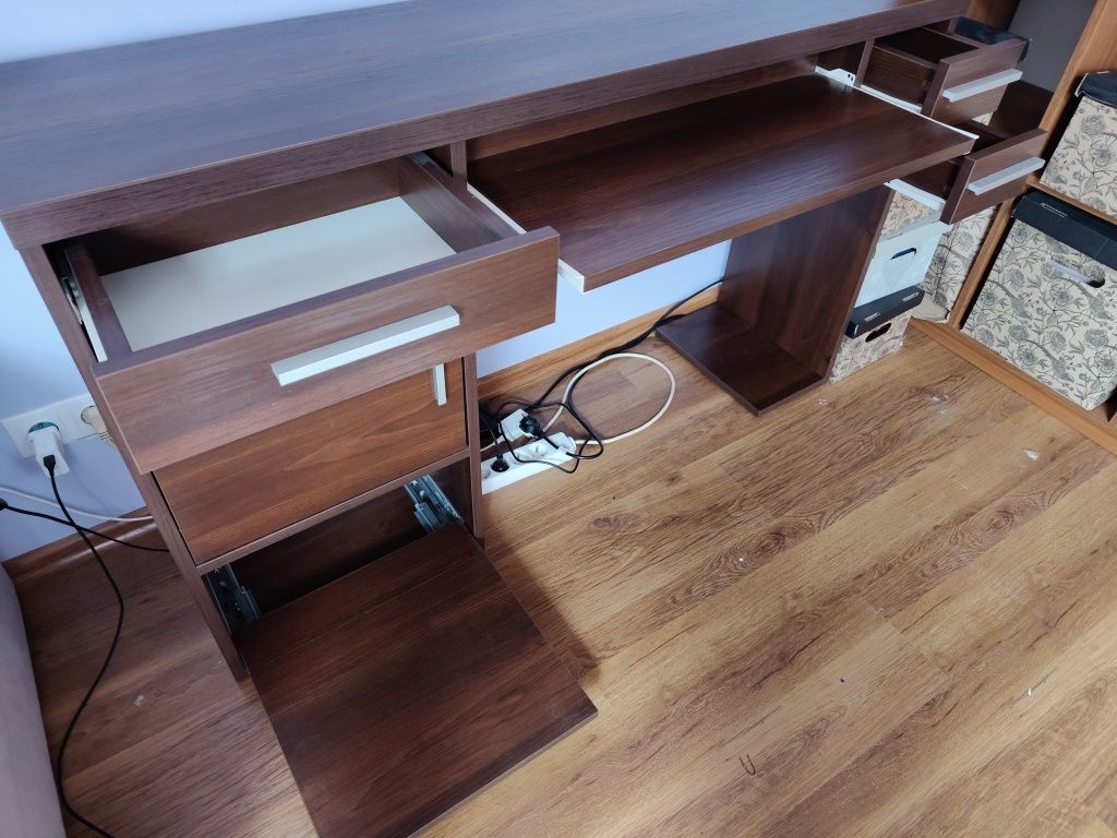Biurko pod komputer lub laptopa