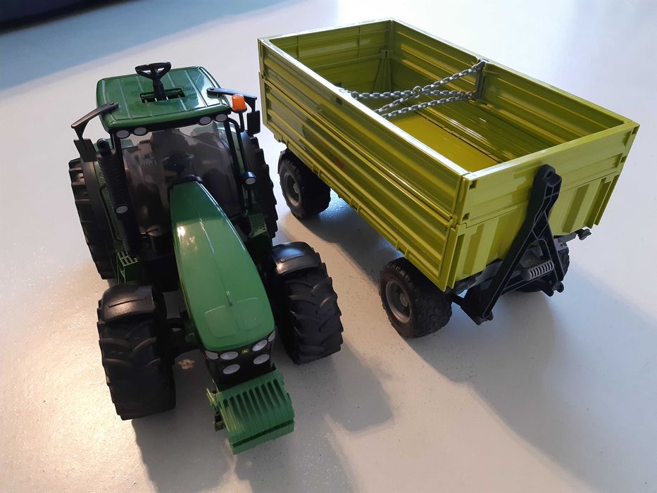 Bruder Ciągnik John Deere zielony + Przyczepa Fliegl do wysypywania