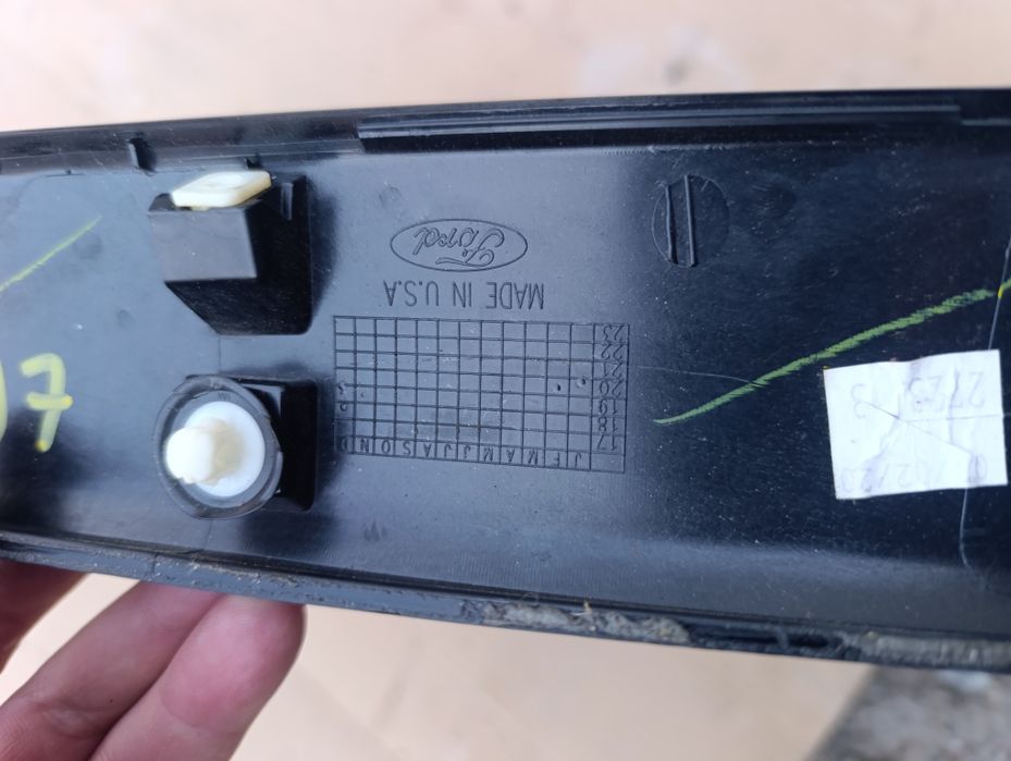 Молдинг лобового стекла левый Ford Explorer 6 2020г Оригинал.