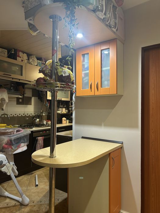 Wyspa kuchenna z blatem i szafkami