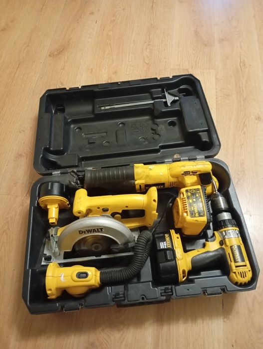 Komplet DeWalt. Wkrętarka,piła szablasta, holcerka,latarka