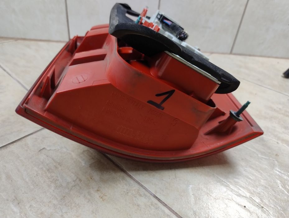 Audi a2 lampa tył lewa 99-05 wkład żarówek oryginał wysyłka OLX 8Z0