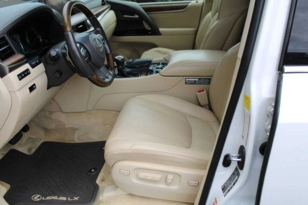 Lexus LX 570      2017