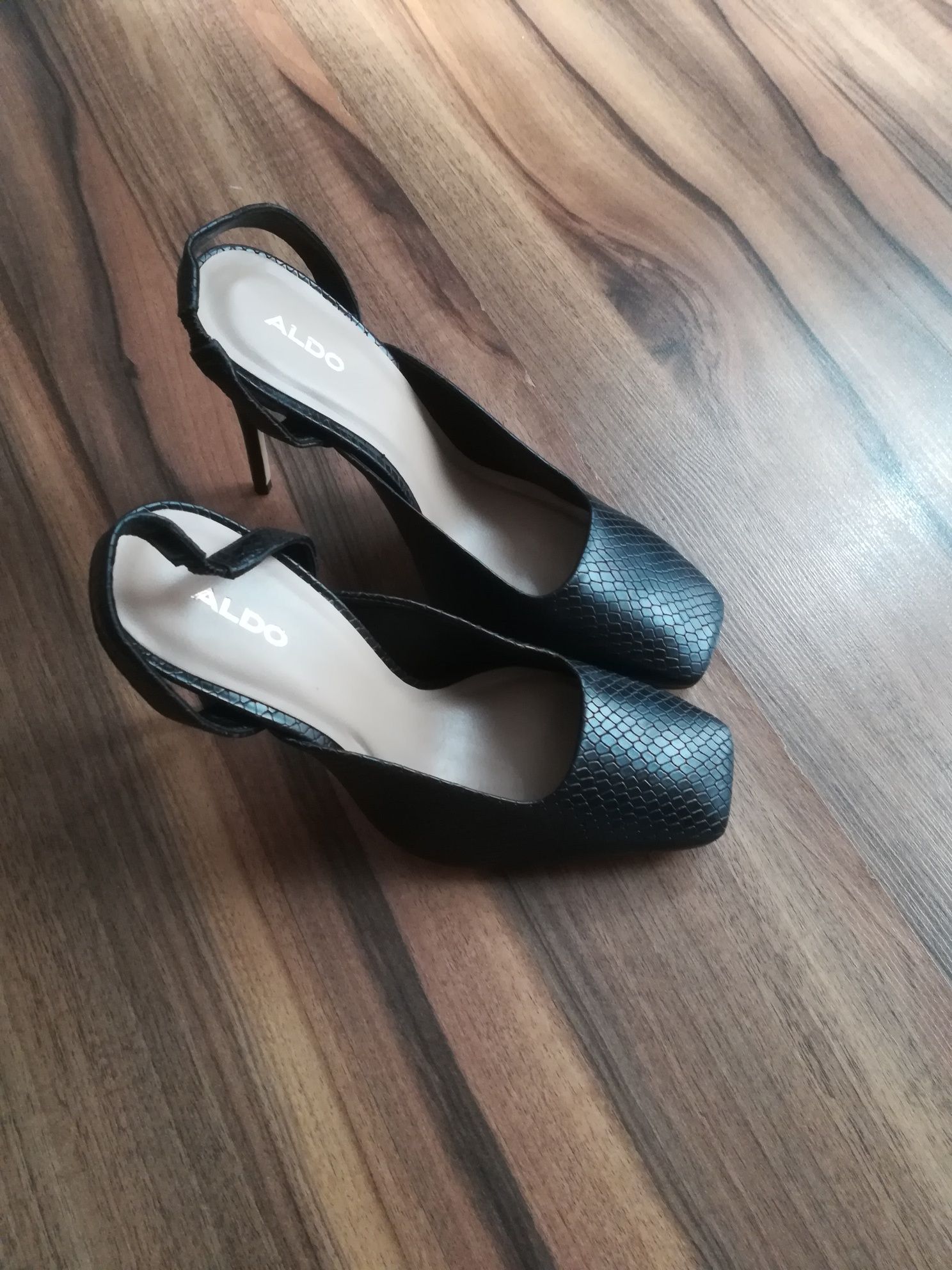 Buty damskie na szpilce. Nowe.