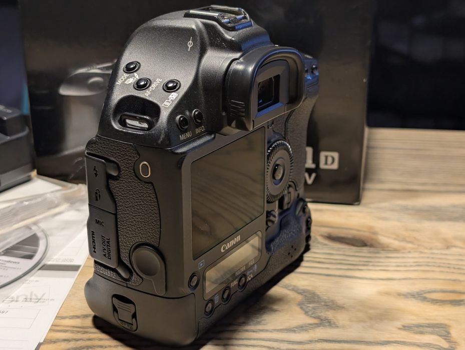 Камера Canon EOS 1D Mark IV