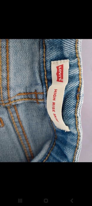 Mini saia da Levis de ganga claro com desfiado de menina