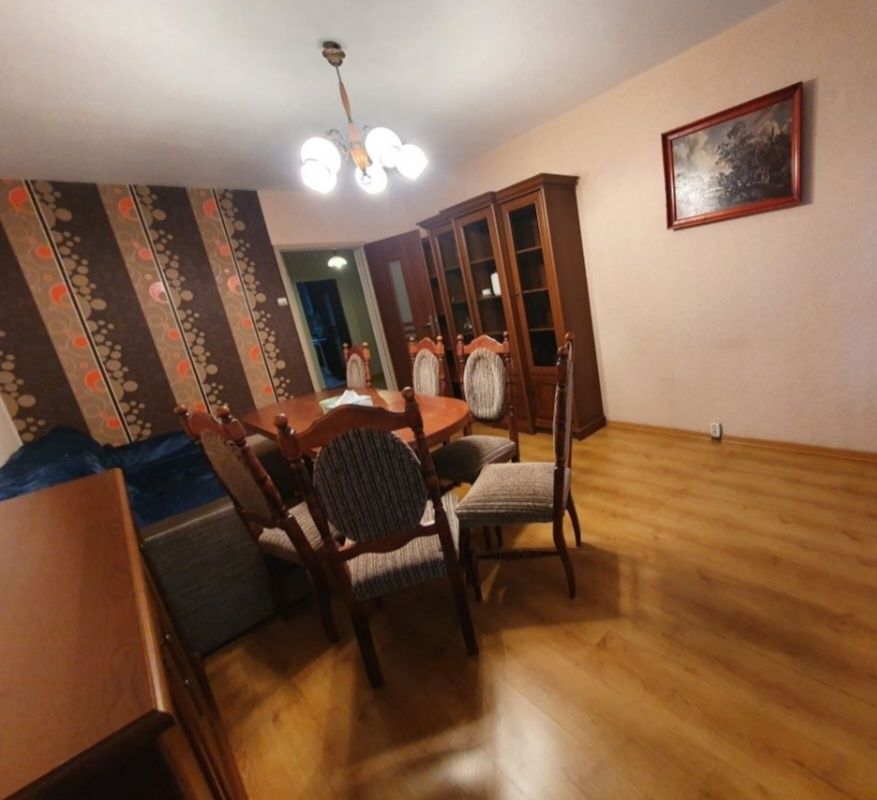 Witryna ze szklanymi drzwiami