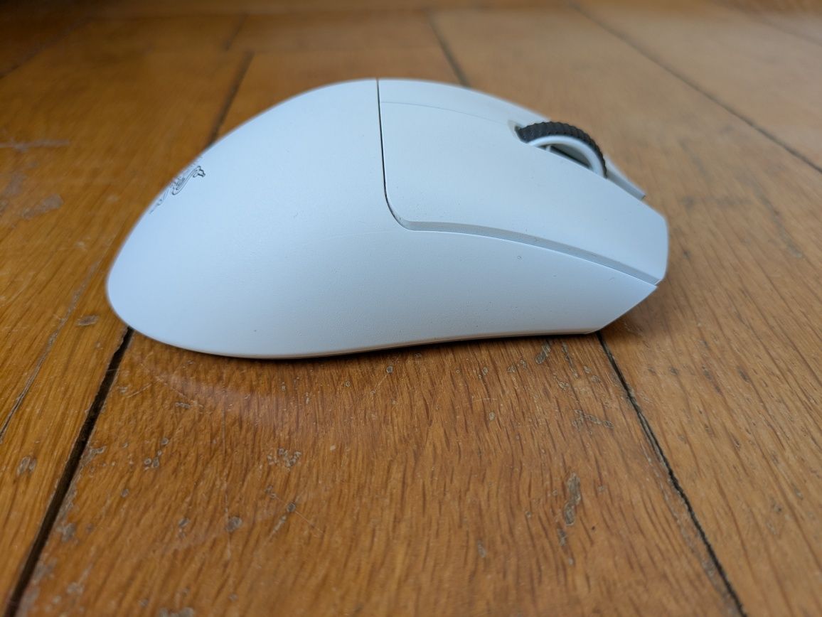 Rato Razer Deathadder V3 Pro Branco (com defeito no scroll)
