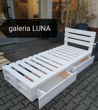 łóżko drewniane na wzór palet