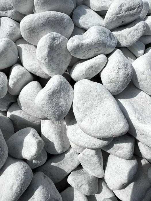 Kamień otoczak biały Bianco Carrara 25-40 mm, za tone BigBag/Luz