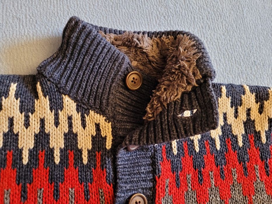 Bardzo ładny, ciepły sweterek chłopięcy rozm. 128/134