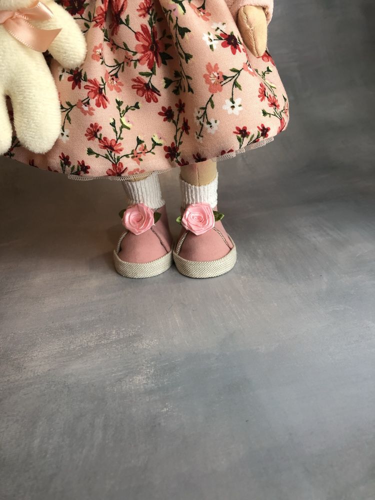 Текстильна лялька ручної роботи в рожевому з ведмедиком
