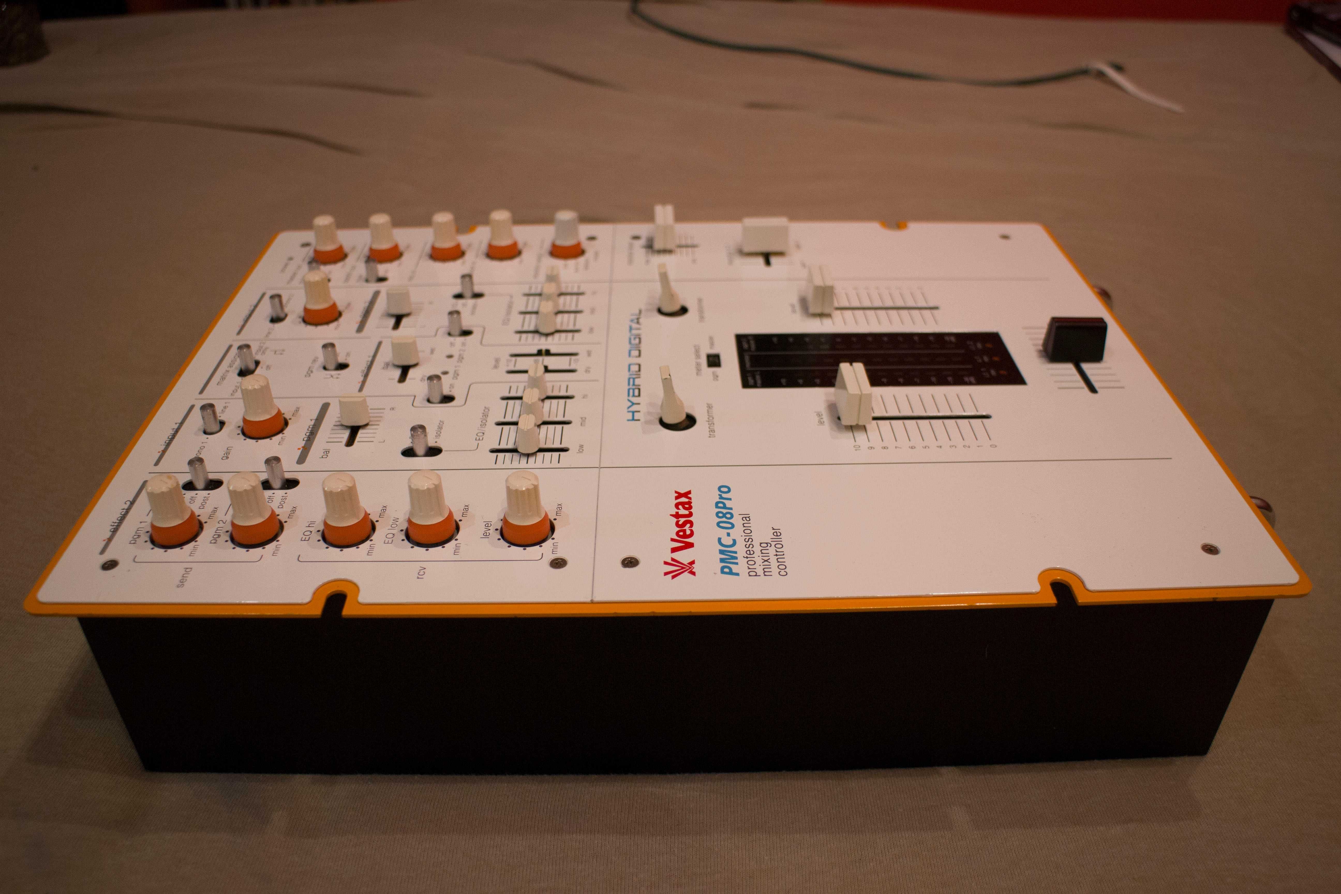 Vestax PMC 08-PRO Hybrid Edycja Limitowana - Mikser DJ + Inne