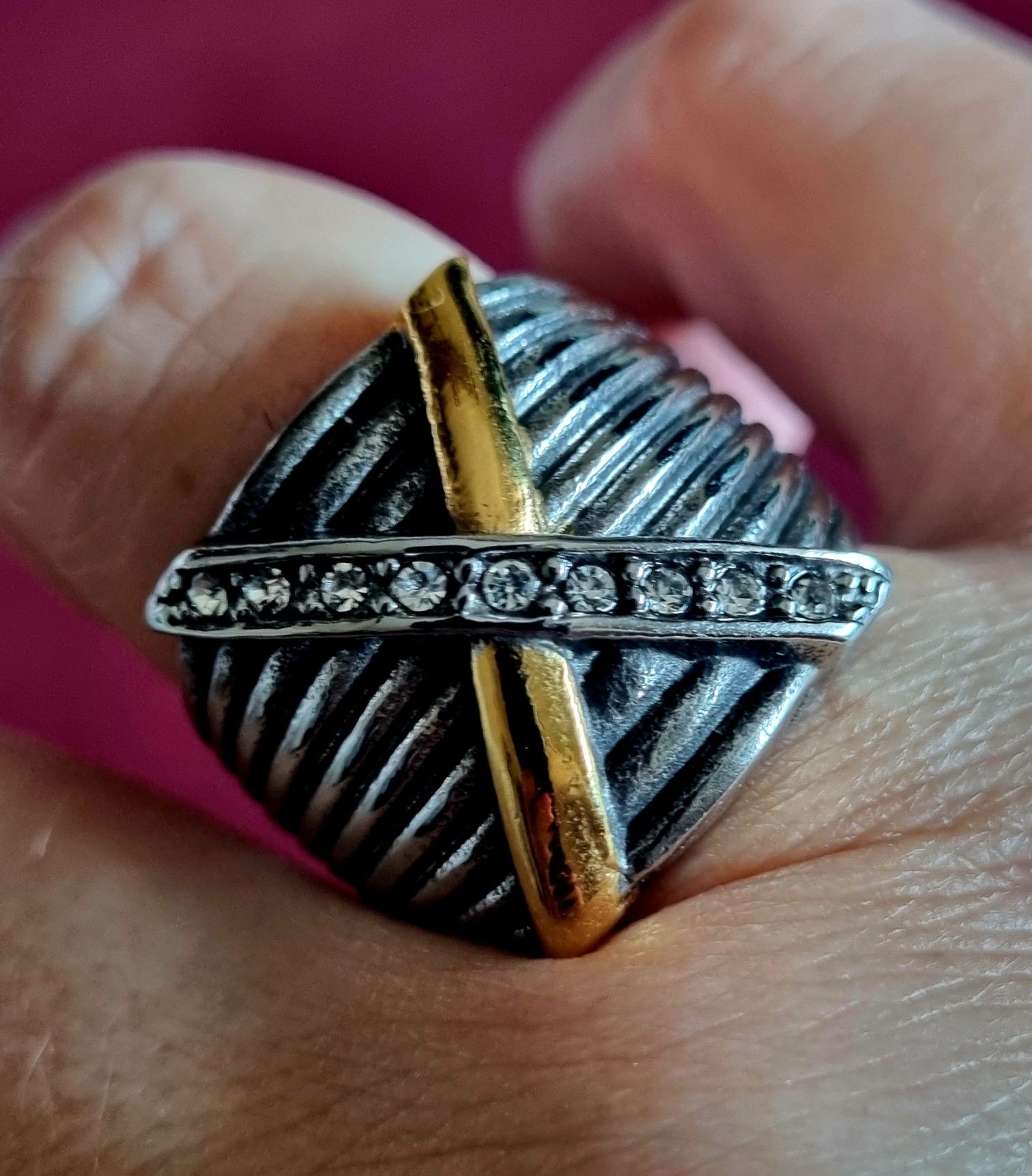 Anel prateado, em aço, com X dourado e com zirconias. T17/18