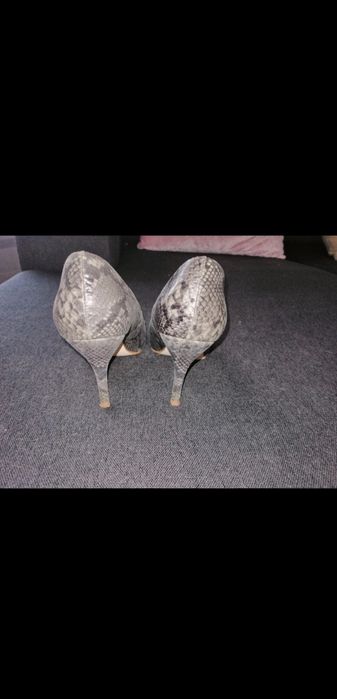 Sapato imitação pele de cobra