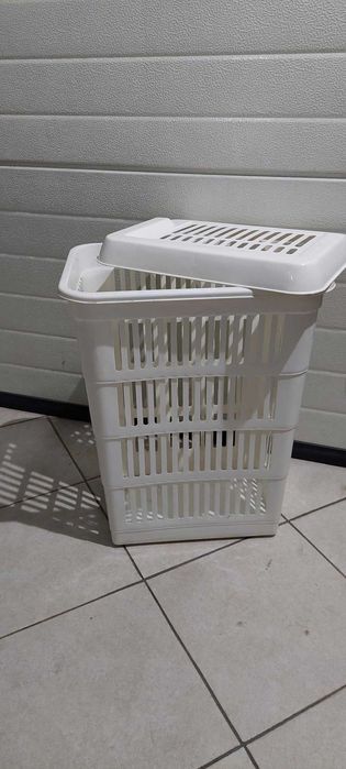 Cesto para roupa suja usado