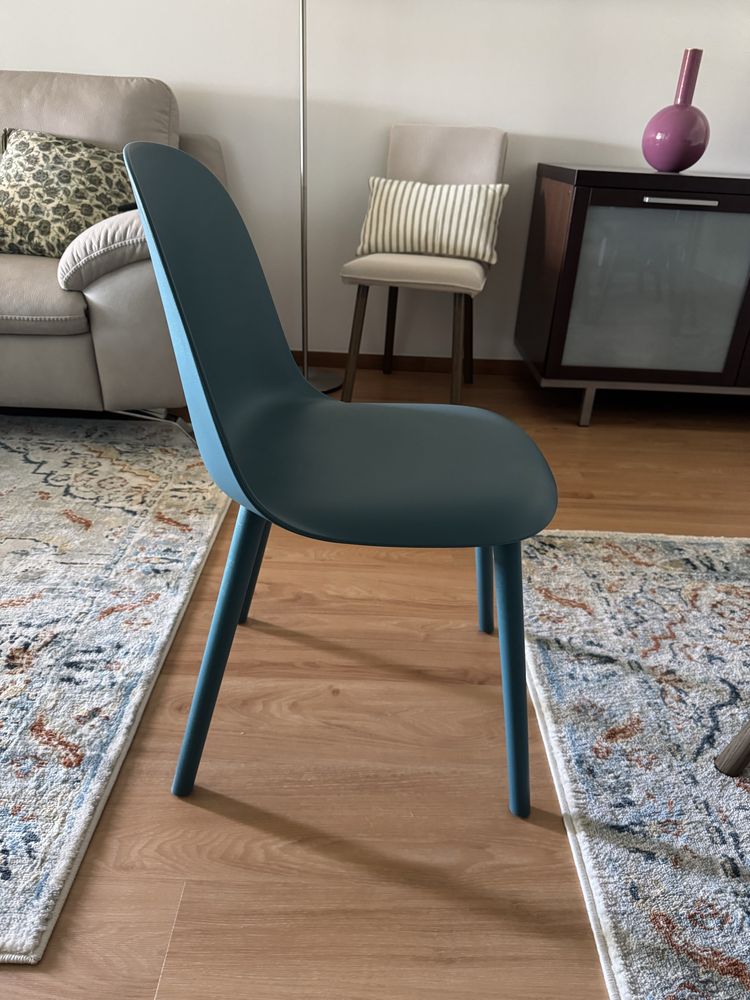 60 eur pelo conjunto de 6 cadeiras Mali , cor azul, como novas