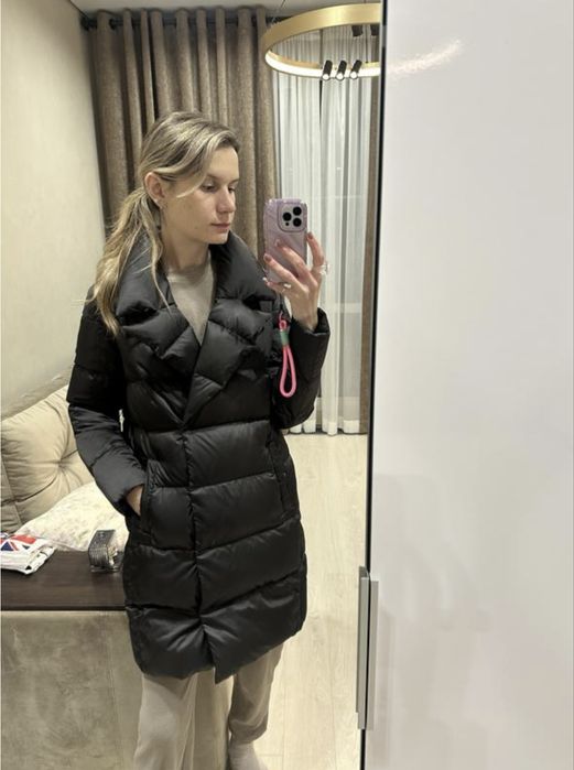 Чорний жіночий пуховик