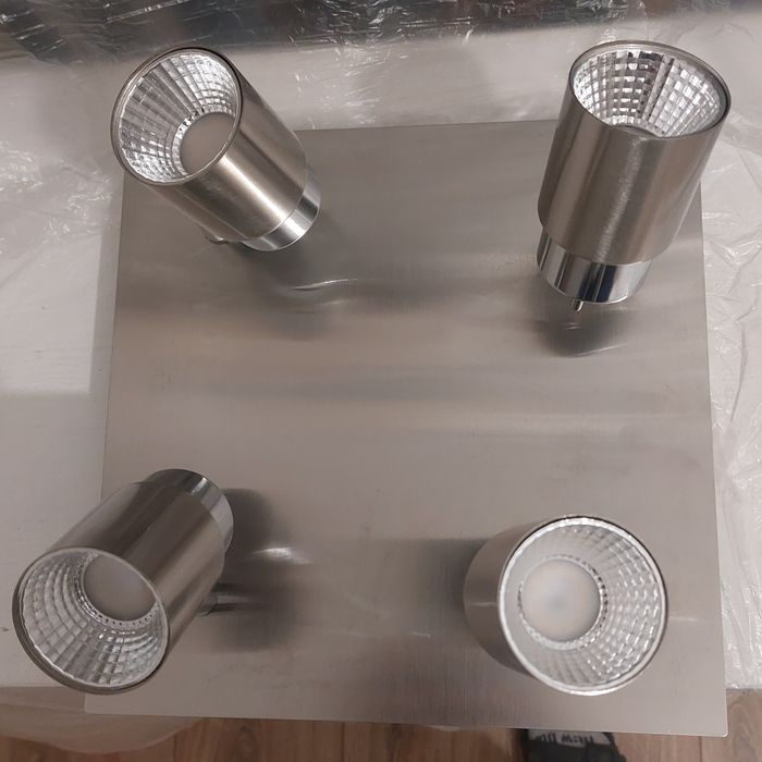 Lampa led z 4 punktami świetlnymi