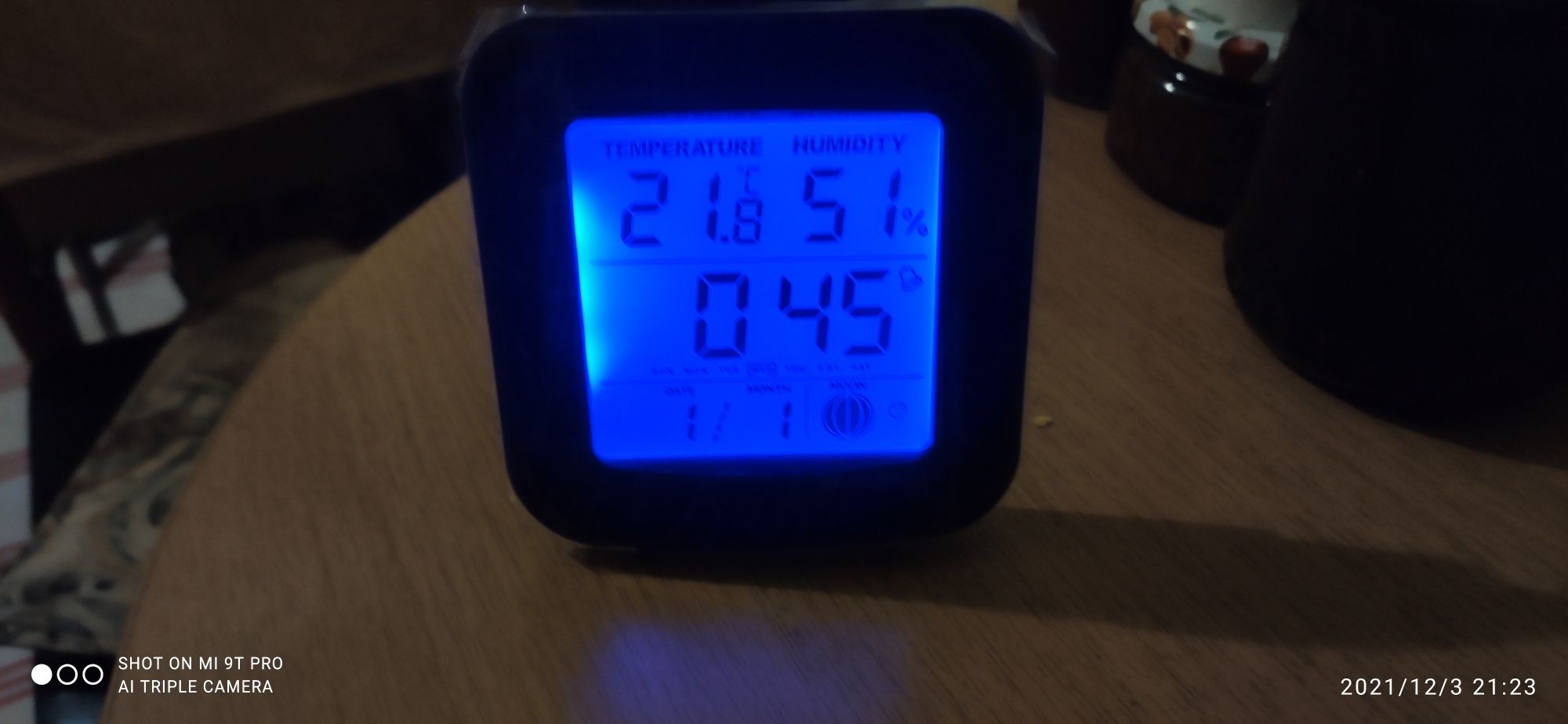 Часы термометры   с датчиком влаги