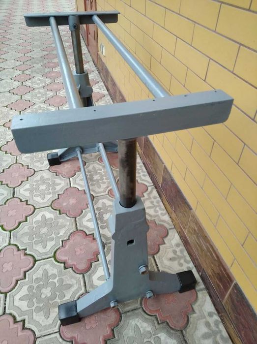 Міцний металевий (регулюємий) стіл для господарства.