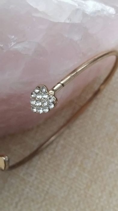 Delikatna bransoletka typu cuff.