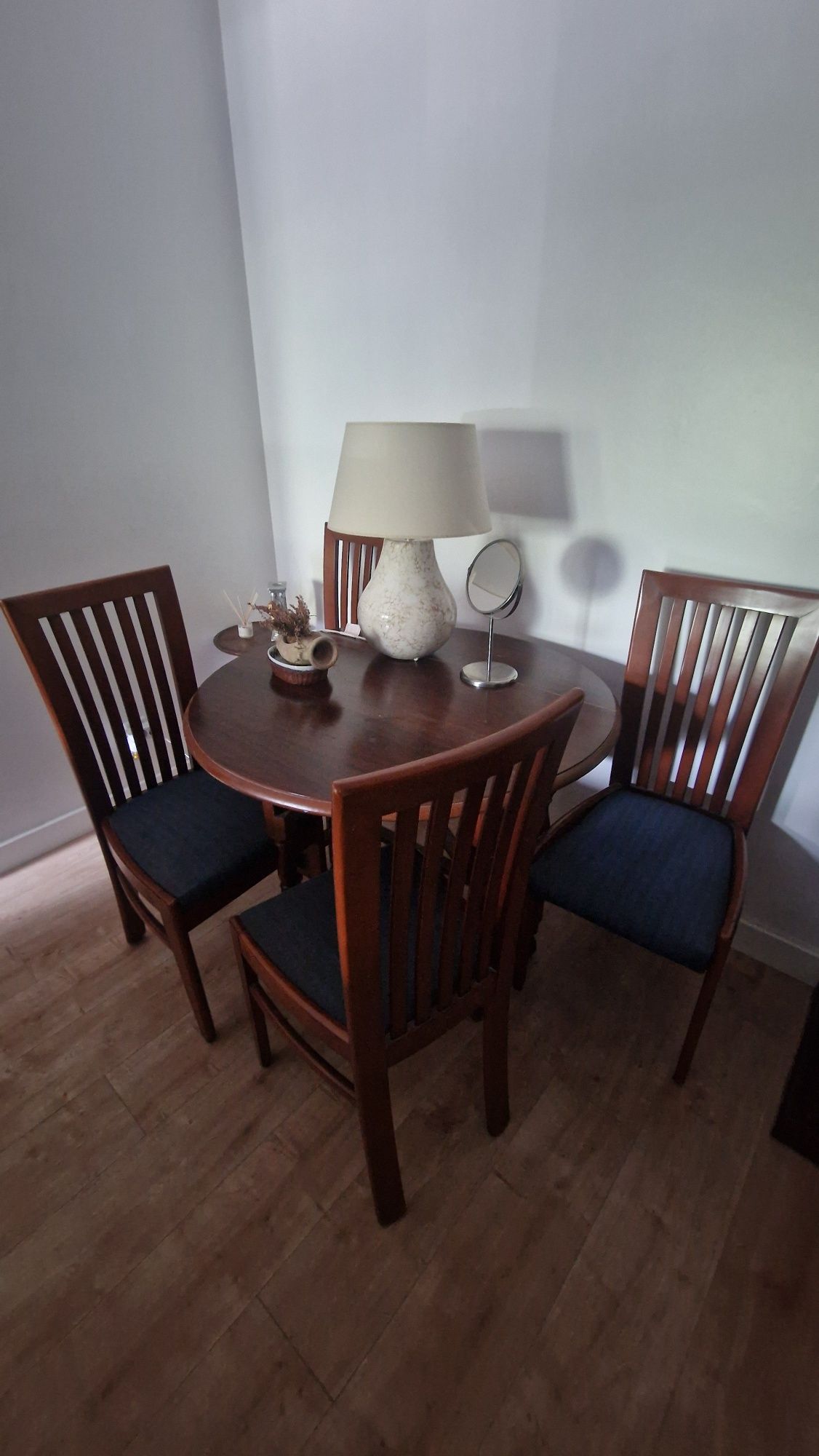 Mesa de sala e quatro cadeiras