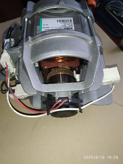 Двигатель от стиральной машины,рабочий.