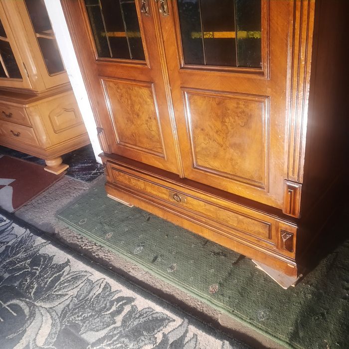 Stara piękna bieliżniarka dębowa w orzechu kolorowe szybki