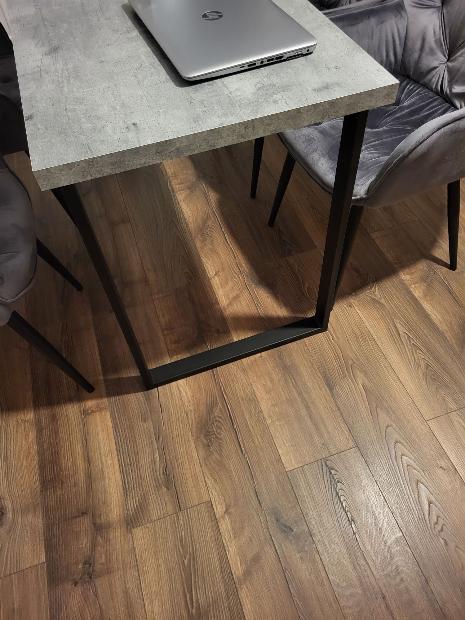 Stół szary - w kolorze jesnego betonu - loft - jak nowy