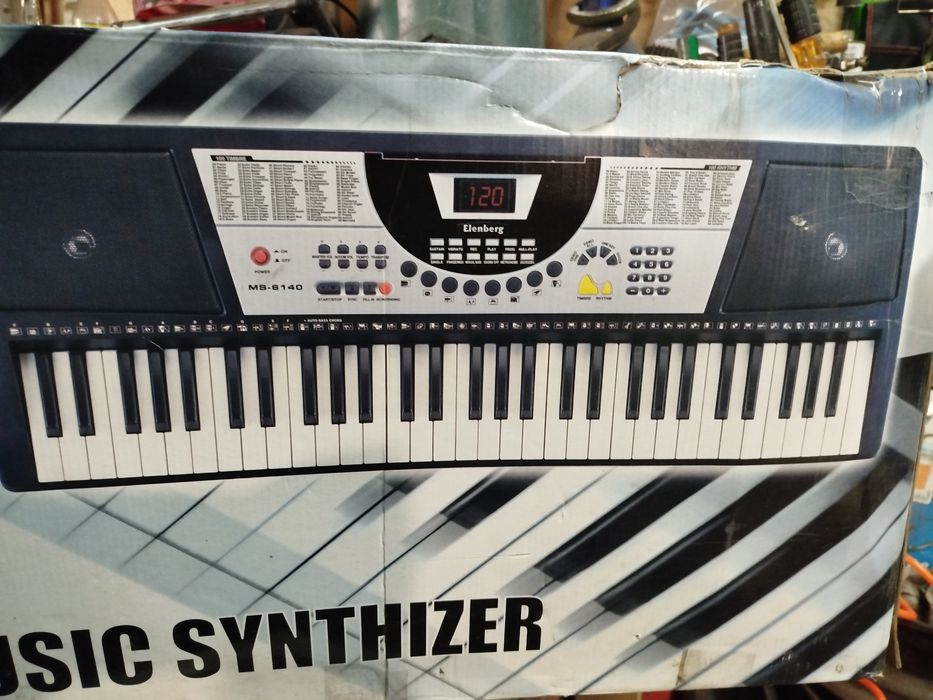 Продам синтезатор.